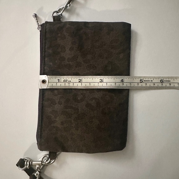 Baggallini Nylon Brown Leopard Print Crossbody w/matching Wristlet - Picture 13 of 15